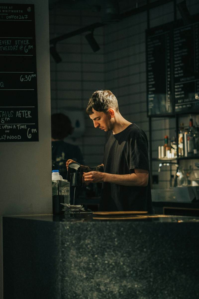 کار در کافه؛ تصویری از یکی از زمینههای کار پارهوقت