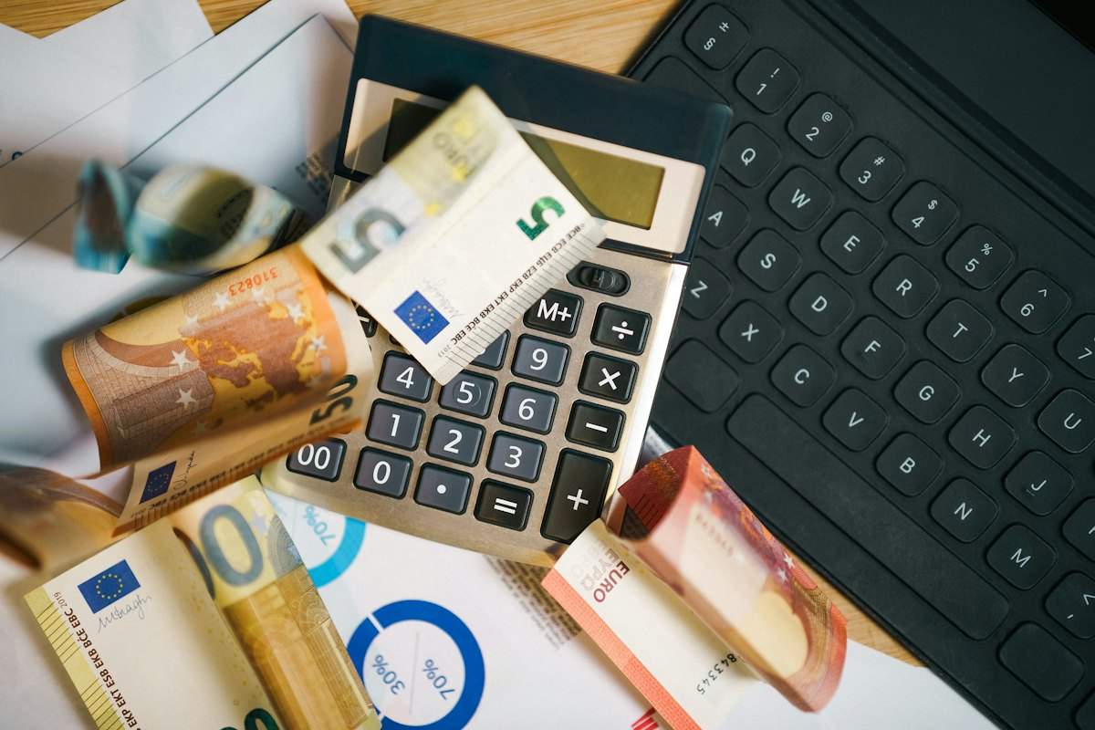 ماشینحساب و اسکناس؛ تصویر مفهومی ارزیابی مالی