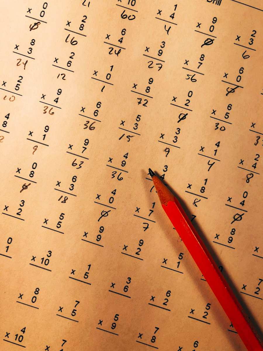 برگه آزمون ریاضی و مداد؛ تصویر مفهومی آمادگی آزمون ورودی