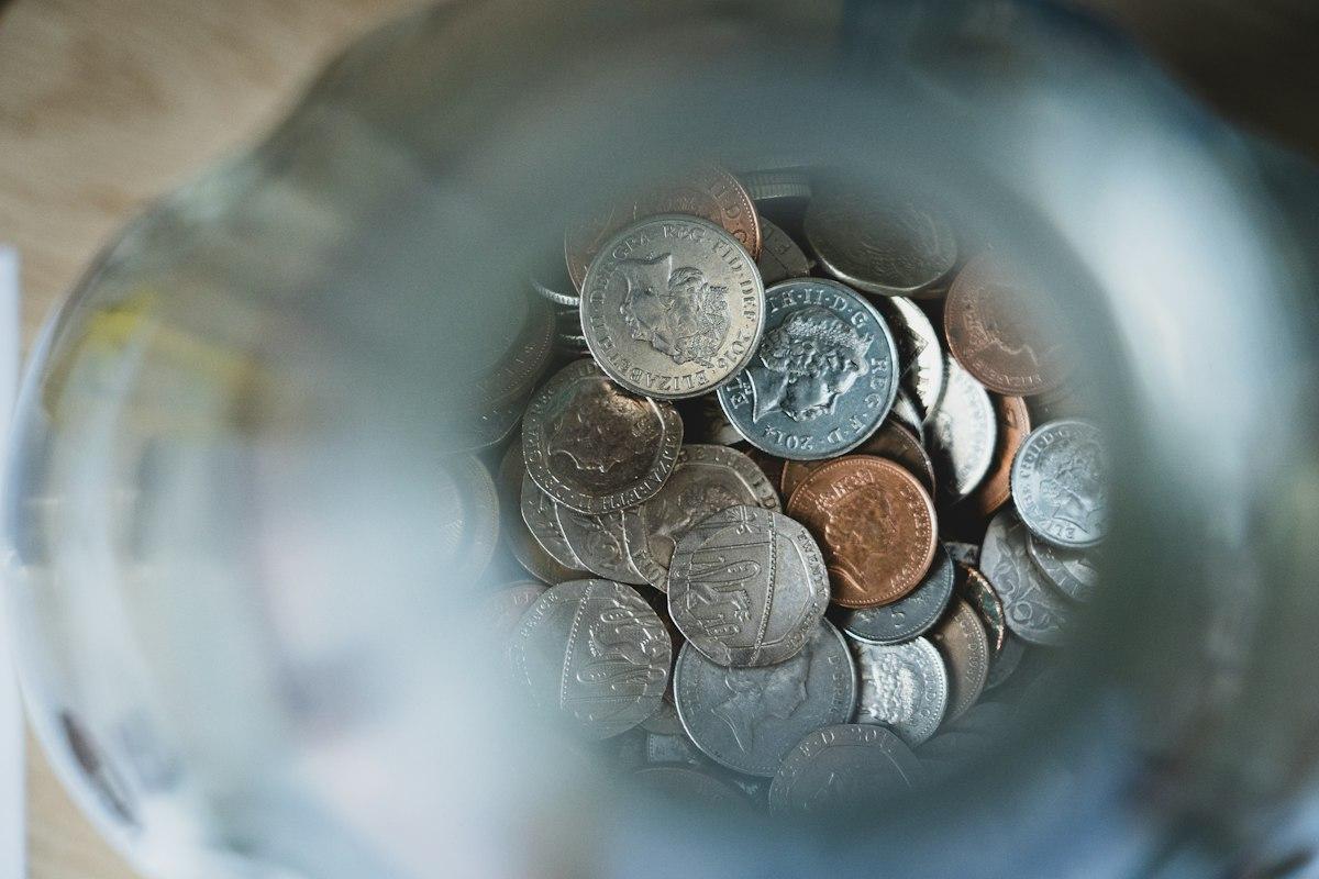 سکههای پسانداز در ظرف؛ تصویر مرتبط با پشتوانه مالی تحصیل