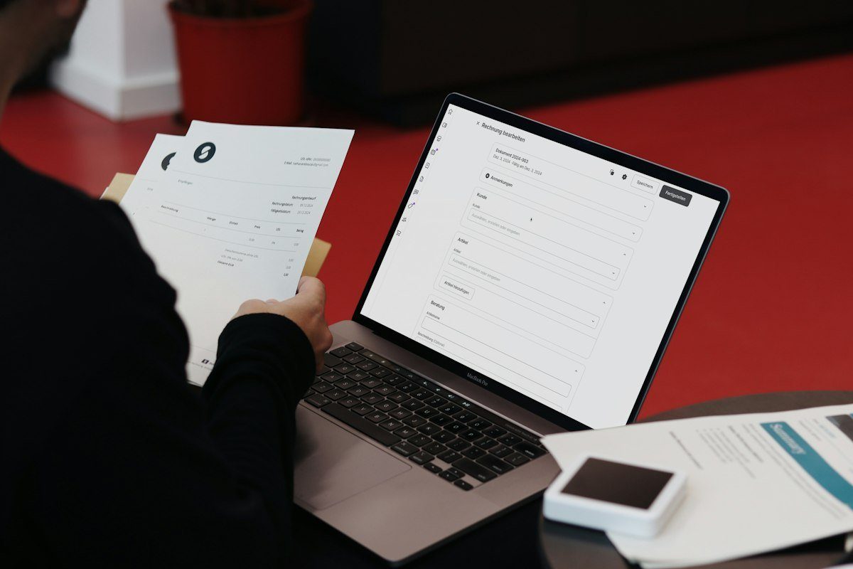 لپتاپ و مدارک روی میز؛ تصویر مفهومی ثبت درخواست آنلاین